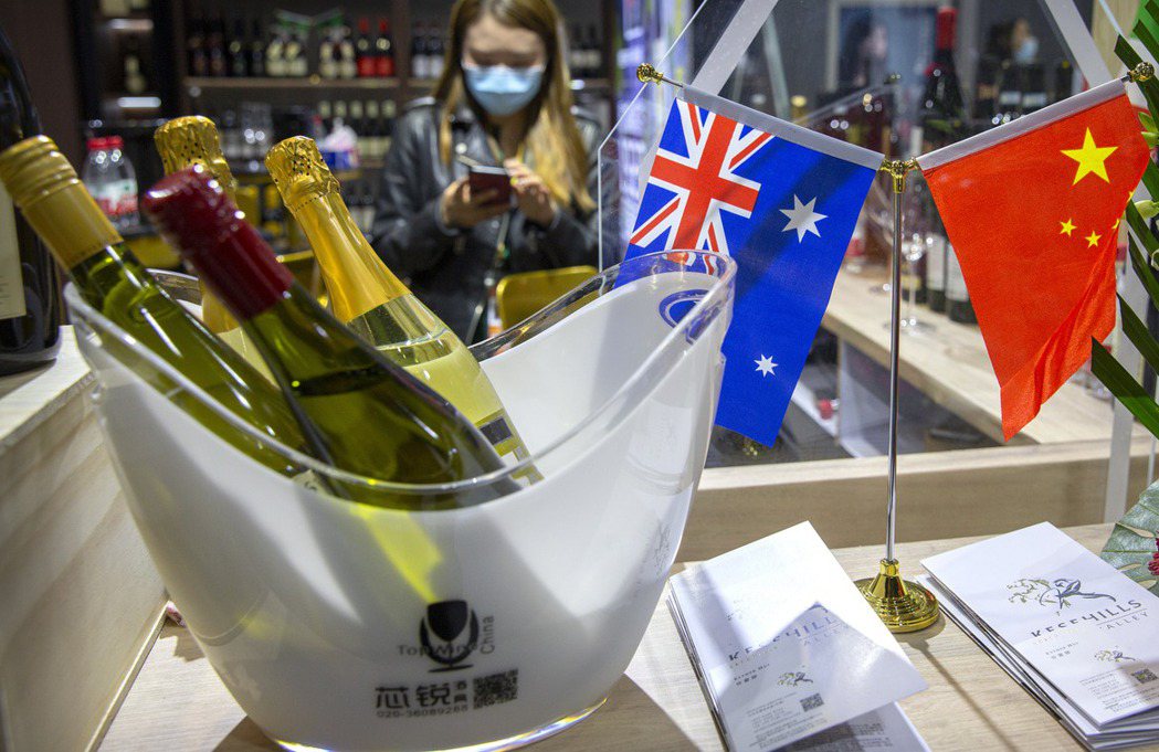 2020年中國對澳洲葡萄酒祭出高額「反傾銷關稅」，導致澳洲葡萄酒產業面臨空前危機。圖為去年11月初上海舉行的中國國際進口博覽會。圖／美聯社