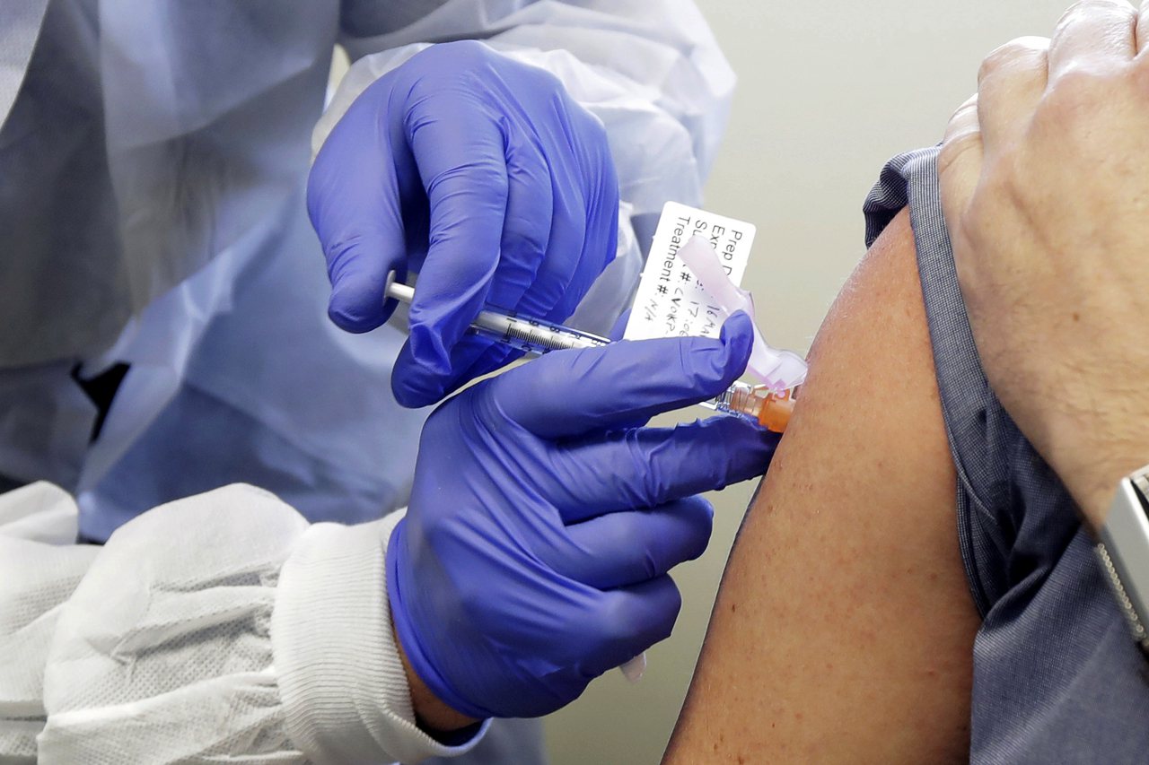 聯邦衛生部助理部長吉羅爾預測，明年第三季疫苗將可讓大眾廣泛使用。(美聯社)