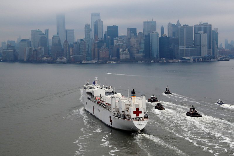 美国人将永远记得2020年这一备受新冠肺炎疫情冲击的一年。图为今年3日纽约市疫情失控时，海军医疗船「安慰号」驰援。(路透)(photo:UDN)