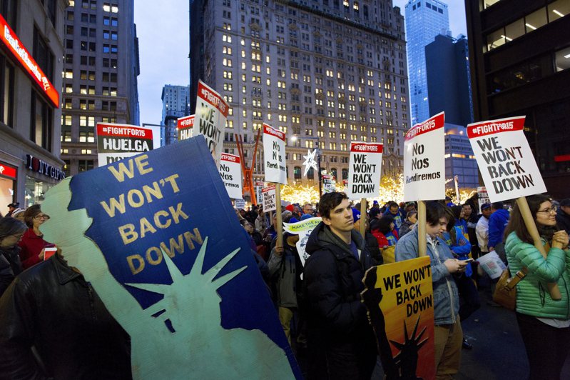 纽约州最低时薪再度提高，这一切来之不易；图为四年前劳工为争取调高工资而在曼哈顿举行的抗议活动。(美联社)(photo:UDN)