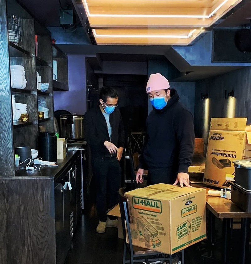 台菜餐厅「886」在疫情期间就开始积极协助亚裔社区，为有需要者送餐；左为史官。(史官提供)(photo:UDN)
