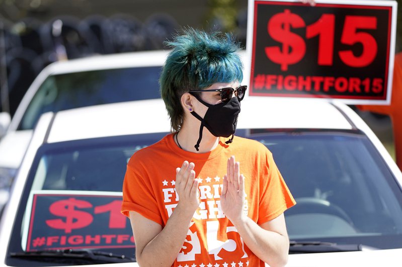 佛州奧蘭多市麥當勞的員工參加支持聯邦最低時薪15元的示威活動。(美聯社)