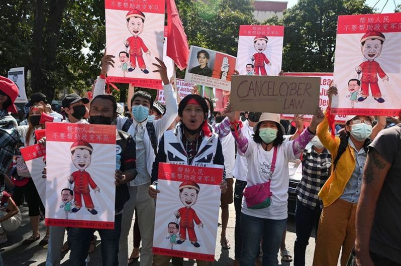 緬甸反政變示威者在中國駐緬甸大使館前示威。(路透)