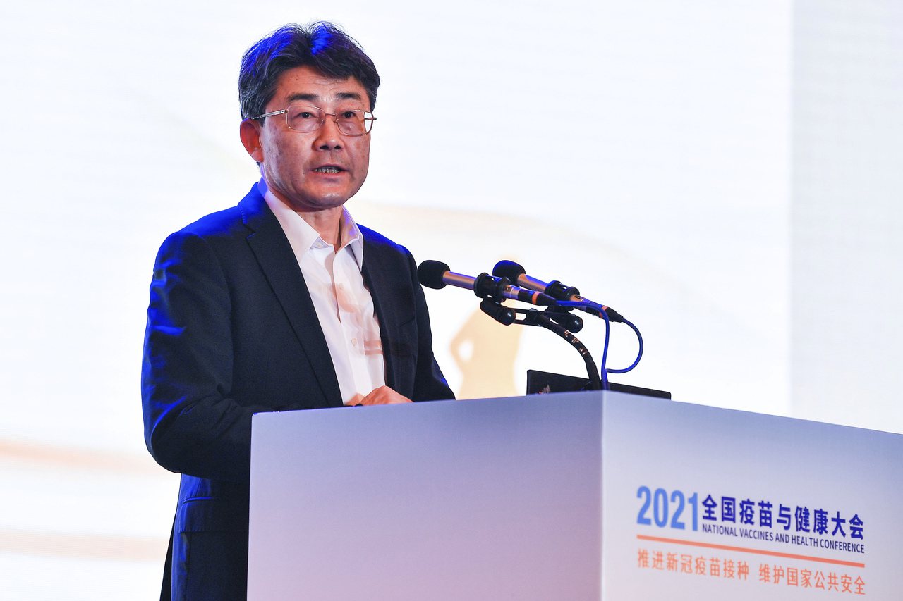 中國疾病預防控制中心主任高福10日在四川成都舉行的「2021全國疫苗與健康大會」上發表「新冠疫苗免疫策略與實踐」的演講，透露中國疫苗效力低。(美聯社)