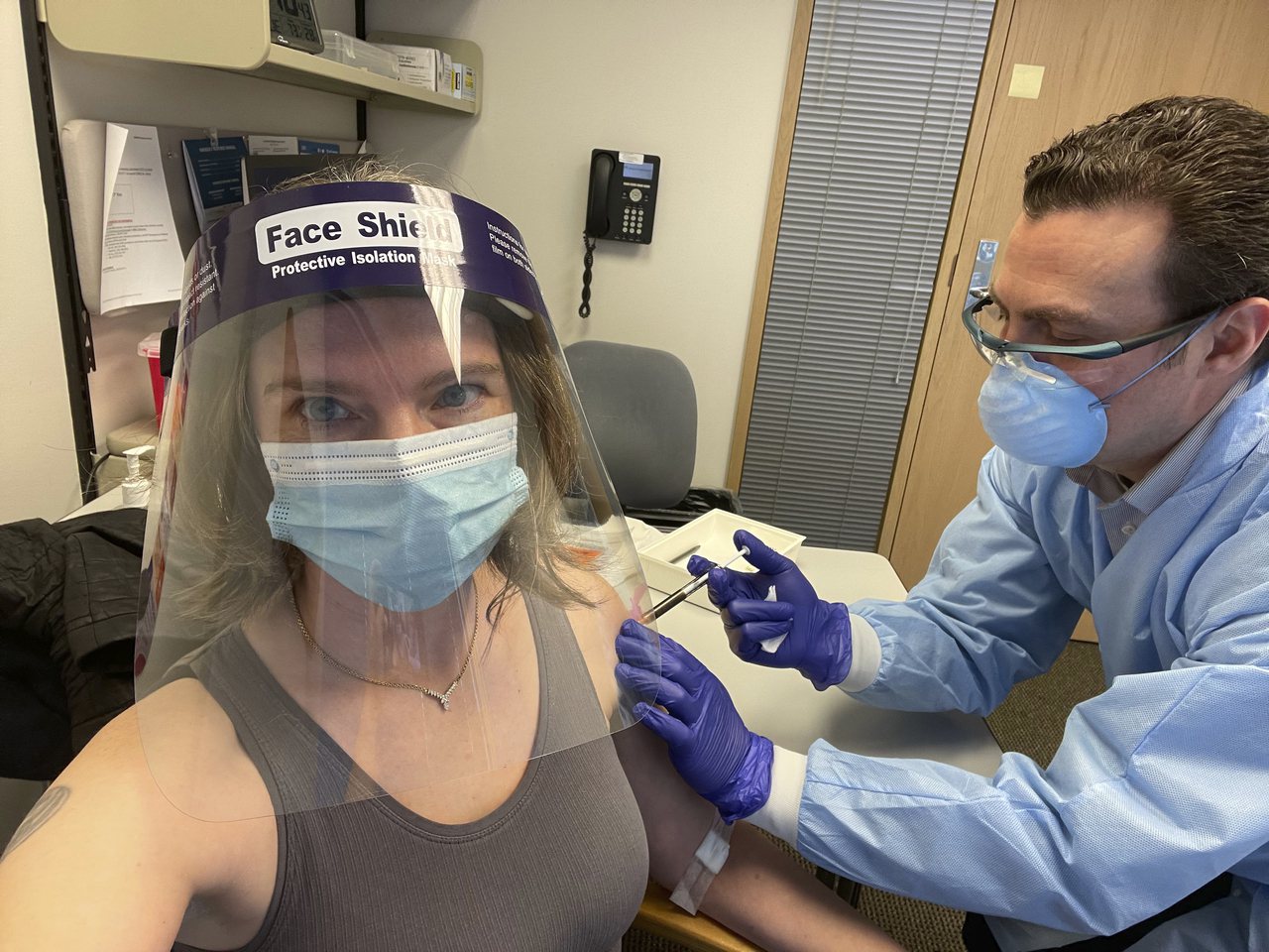 西雅圖居民哈勒在去年9月是第一位接受莫德納疫苗臨床實驗的志願者。今年3月，她再次成為第一位接受注射第三劑莫德納疫苗的志願者，她表示反應良好。(美聯社)