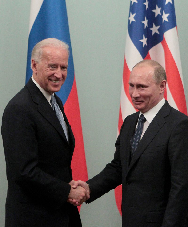 2011年3月，时任美国副总统的拜登（左）与时任俄国总理的普亭在莫斯科会晤。（路透）(photo:UDN)