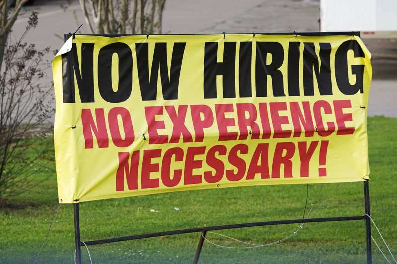 全美经济开始复甦，各地都出现找不到员工，事浮于人的现象。(美联社)(photo:UDN)