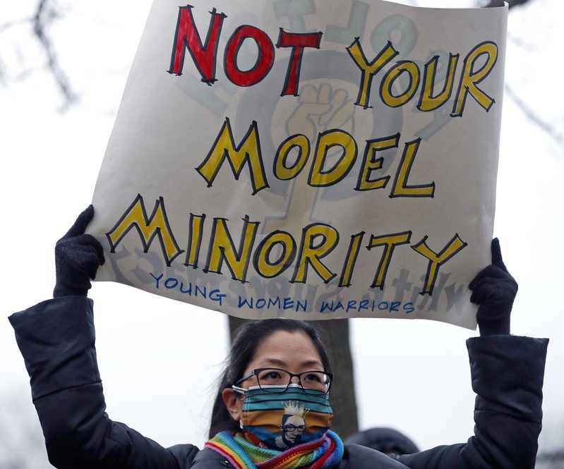 亚裔不甘在职场中被视为不存在的隐形者，更不愿被标示为「模范少数族裔」。图为今年3月芝加哥亚裔抗议被归类为刻板印象。(美联社)(photo:UDN)