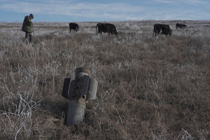 亚塞拜然12日送还15名战俘，换取亚美尼亚交出纳卡部分地区的地雷图。图为一名纳卡居民在两国军事冲突后留下的砲弹附近牧牛。（路透资料照片）(photo:UDN)