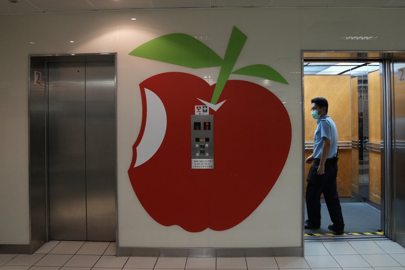 「蘋果日報」員工陸續離開，「蘋果動新聞」平台總監張志偉也已辭職。（美聯社）