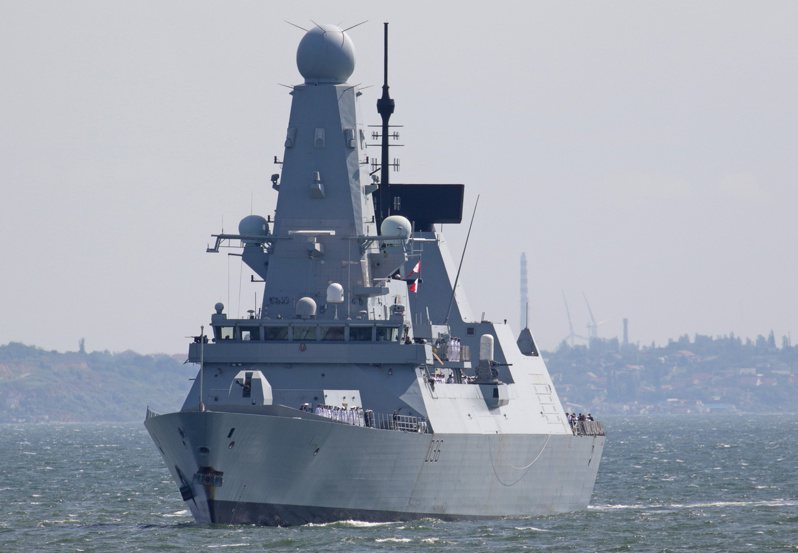 從俄羅斯國防部發布的視頻截圖顯示，英國皇家海軍驅逐艦衛士號闖入俄國在黑海領海。(路透)