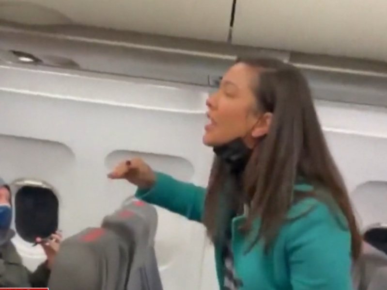 近期航空班机上发生的乘客闹事不守规矩的事件，多与乘客拒戴口罩有关。图为一名女乘客因不愿戴口罩与乘务人员对骂。(CBS电视截屏)(photo:UDN)
