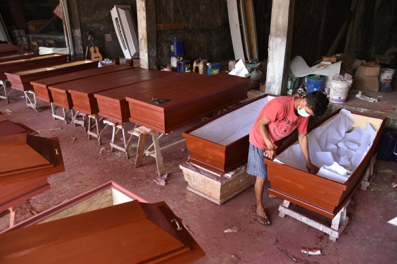 印尼染疫死亡人數不斷攀升，連帶棺木需求量也大增。（路透）
