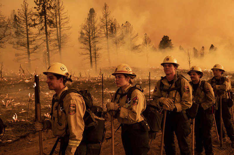 加州森林救火人员连日出动，在卢默斯县国家森林区 「贝克沃斯复合山火」救火。(美联社)(photo:UDN)