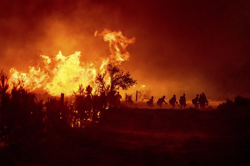 天气炙热，气温上百度，加州卢默斯县国家森林区 「贝克沃斯复合山火」野火，一发不可收拾。(美联社)(photo:UDN)