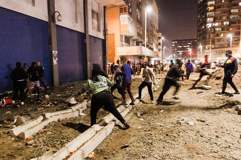 南非前总统祖马因藐视法庭罪7日入监服刑15个月，引发支持者大规模暴动，图为德班市11日晚间街头一片混乱。（Getty Images）(photo:UDN)