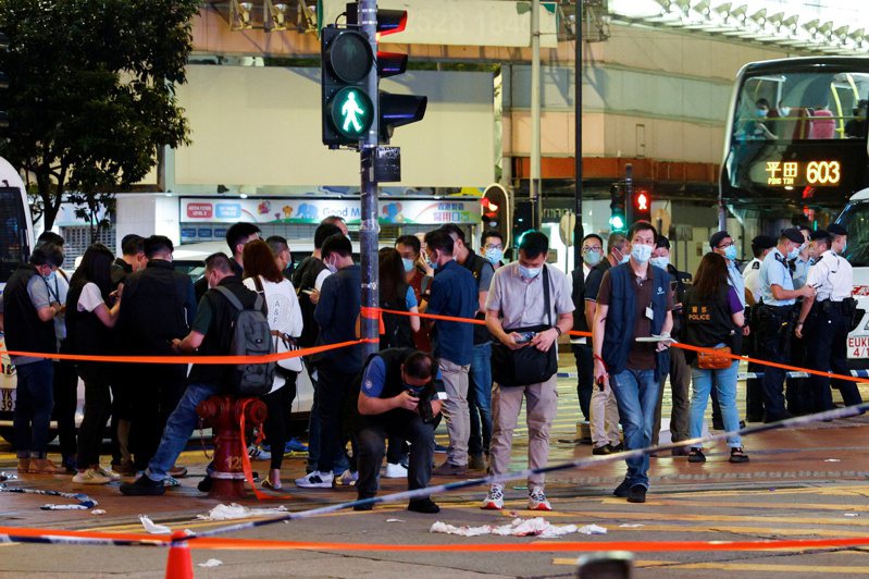 香港7月1日發生兇嫌刺警事件，警方不排除可能再出現孤狼式襲擊。圖為警方在刺警凶案現場蒐證。(路透資料照片)