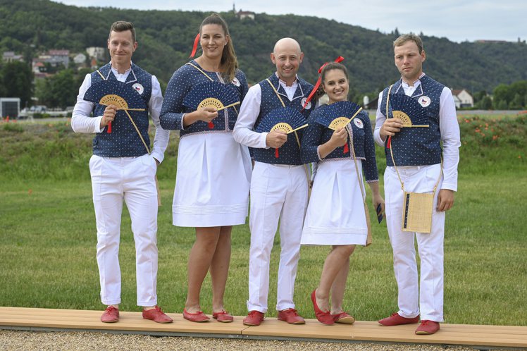 捷克奧運代表隊的制服，是傳統靛藍印染工藝設計，獲得正負兩面評論。(美聯社)