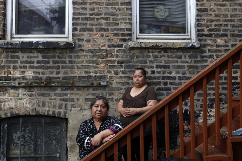 成年无证移民的医疗健康问题问始受到各州重视，提出应对措施。图为担心自己健康情况的芝加哥的62岁无证移民玛丽亚‧埃斯塔米拉(左)与女儿。(美联社)(photo:UDN)