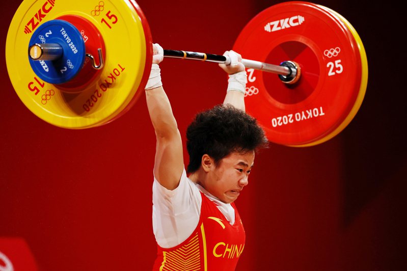 在東京奧運會舉重女子49公斤級決賽中，中國選手侯志慧打破奧運紀錄，奪得冠軍。(中新社)