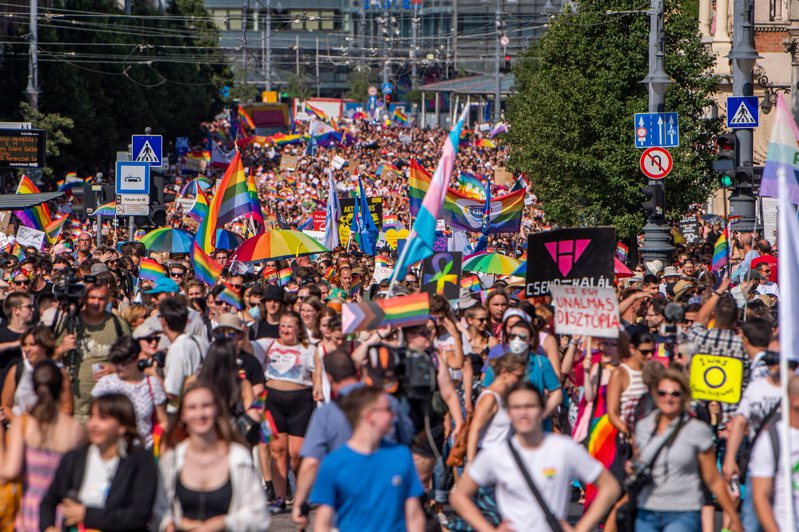 匈牙利24日有数千人在首都布达佩斯参与同志游行，抗议总理奥班一连串反同性恋举措。（欧新社）(photo:UDN)