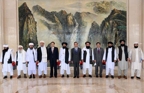 大陆国务委员兼外长王毅28日在天津会见到访的阿富汗神学士政治委员会负责人巴拉达尔一行。（取自大陆外交部网站）(photo:UDN)
