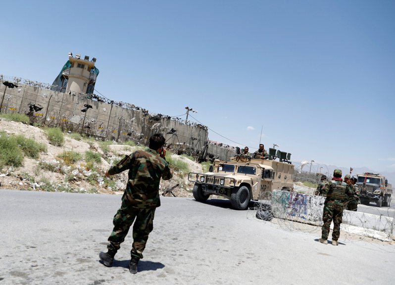 阿富汗士兵在美軍巴格蘭空軍基地外一個檢查站站崗。（路透）