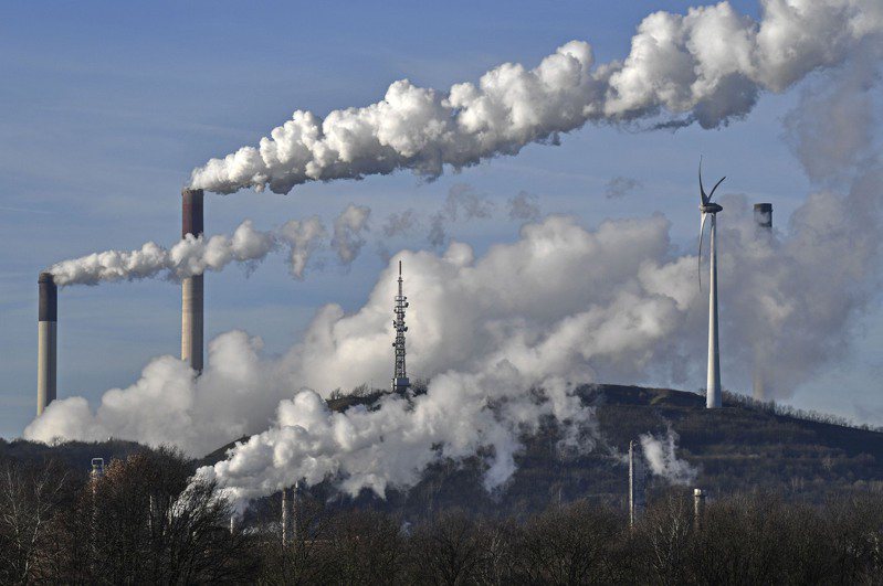 中國是世上最大的碳排放國，2030年以後才開始減排，受到批評。（美聯社）