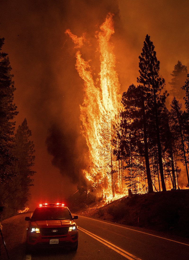 「迪克西山火」總面積已超過46萬3000英畝，成為加州史上規模第二大山林野火。圖為當地一處處加油站被焚前後情景。(美聯社)