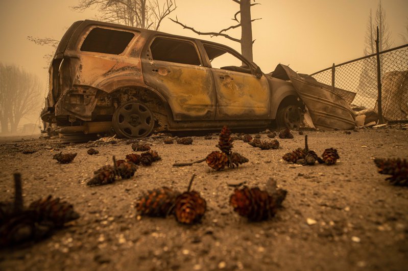 「迪克西山火」总面积已超过46万3000英亩，成为加州史上规模第二大山林野火。图为被焚毁的一轮汽车。(欧新社)(photo:UDN)
