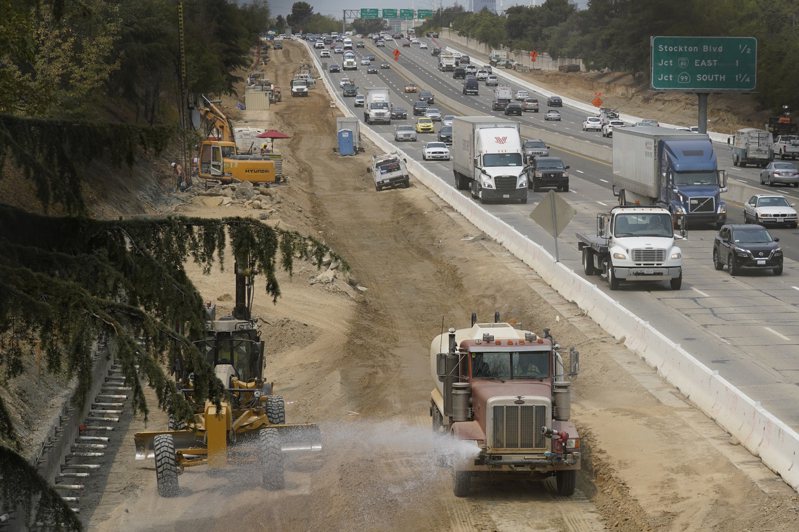 民主党温和派议员希望优先讨论基建案，图为加州沙加缅度的公路维修。(美联社)(photo:UDN)