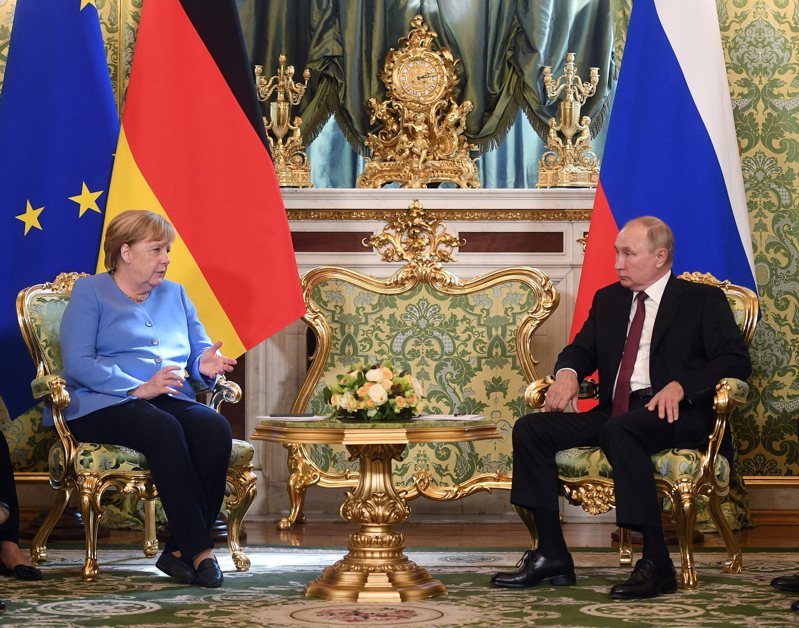 德國總理梅克爾（左）20日訪問莫斯科，與俄羅斯總統普亭（右）會談。兩人討論神學士接管阿富汗、烏克蘭東部一觸即發的戰爭和俄國盟友白俄羅斯的專制鎮壓等議題。（美聯社）