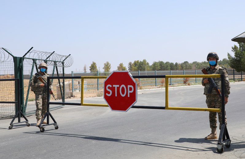烏茲別克邊防部隊15日守衛阿富汗邊界關卡。（路透）