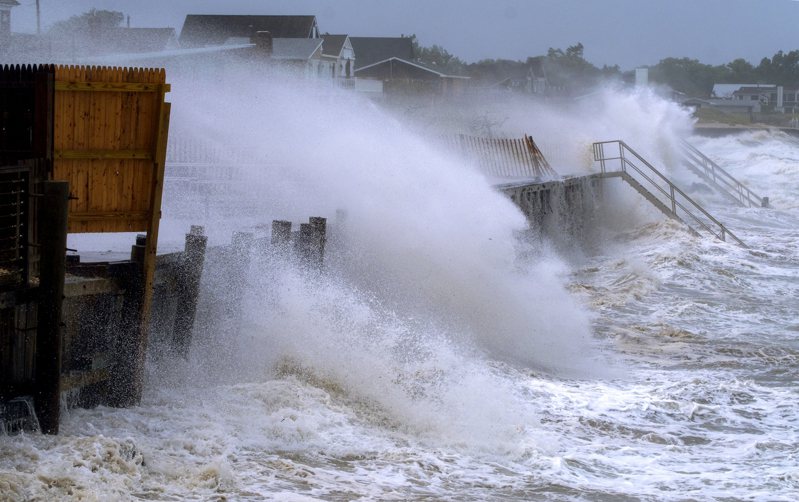 纽约州长岛东部大西洋沿岸的蒙特克镇，22日遭到热带风暴亨利的威力，海浪扑天，沖击防波堤。(美联社)(photo:UDN)