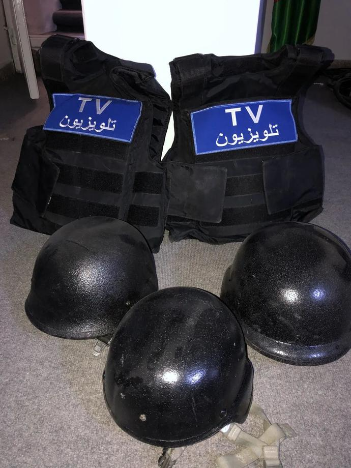 总台为报导团队配备的防弹衣和头盔。（取材自央视）(photo:UDN)