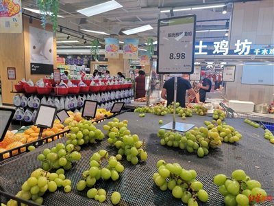 8月18日，西昌永輝超市裡的陽光玫瑰葡萄售價為每斤8.98元。（取材自成都商報）　