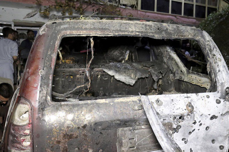 美軍發動無人機攻擊，摧毀喀布爾一間民宅內摧毀一輛滿載炸藥的自殺炸彈客的車輛。(美聯社)