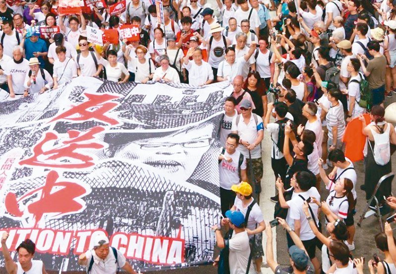 香港泛民團體民陣9日發起「反送中」遊行，大批市民參加，是2003年「七一」遊行後另一次龐大遊行。（中央社資料照片）