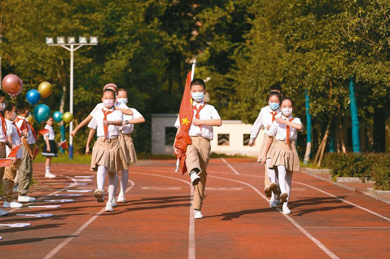 中國愛國主義教育從娃娃做起，中小學1日開學，圖為武漢一所學校升旗典禮。（Getty Images）