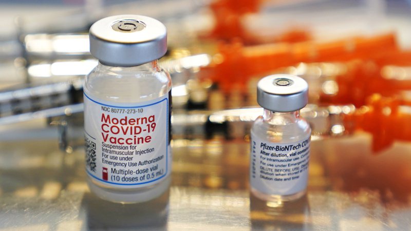 疫苗專家說，即使不打補強針，已經完全接種的人也有保護力。(美聯社)