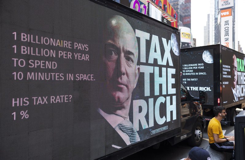 众院民主党团提议的增税方案如果通过，企业税、联邦税与州税都将调高，意味纽约和加州的顶级富人将被课重税，税率高达60%。图为纽约民众今年6月在曼哈顿发动卡车游行，要求征收富人税。（欧新社）(photo:UDN)
