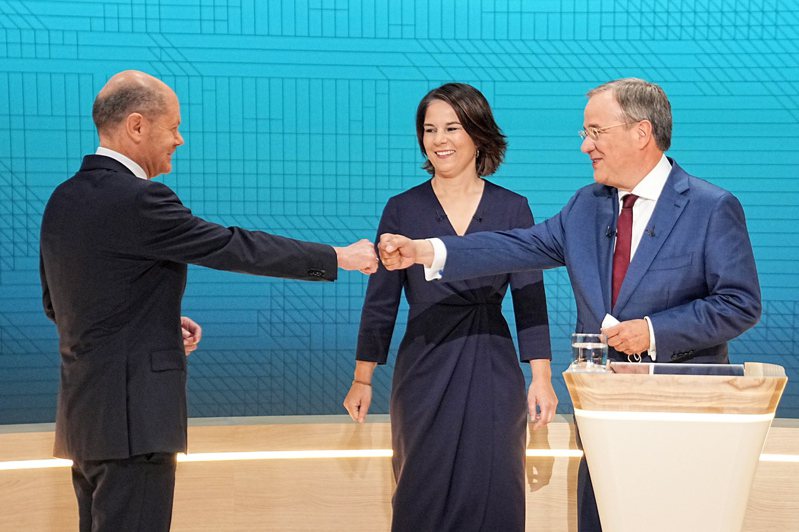 德國財政部長蕭茲(左起)、綠黨推出的總理人選貝爾伯克與保守派陣營的總理候選人拉謝特12日進行辯論前先禮後兵。（歐新社）