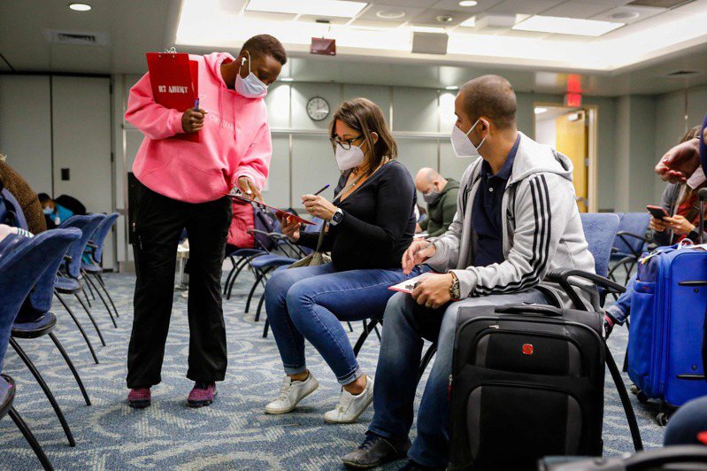 美國將要求來美的國際旅客接種疫苗，以保安全。圖為佛州邁阿密國際機場內的來自哥斯大黎加的旅客填表，準備接種免費新冠疫苗。(Getty Images)