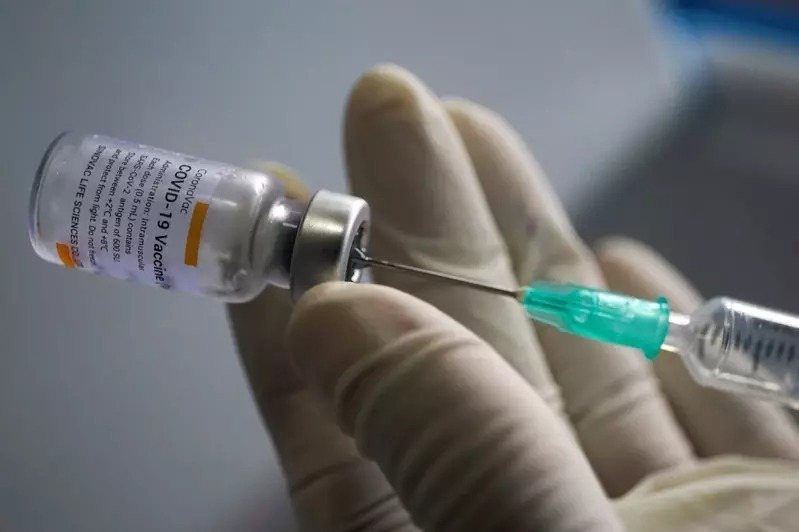 官方通報，中國完整接種新冠疫苗已突破11億人。圖為中國科興疫苗。（路透）