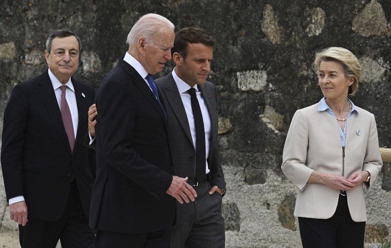 美国急剧转向亚洲对付中国，丢给欧洲国家在美、中之间选边站的难题；图为拜登总统(左二)6月在英国出席G7峰会时，与法国总统马克宏(左三)有说有笑，如今却因澳洲潜舰合约落至法国召回驻美大使的地步。 美联社(photo:UDN)