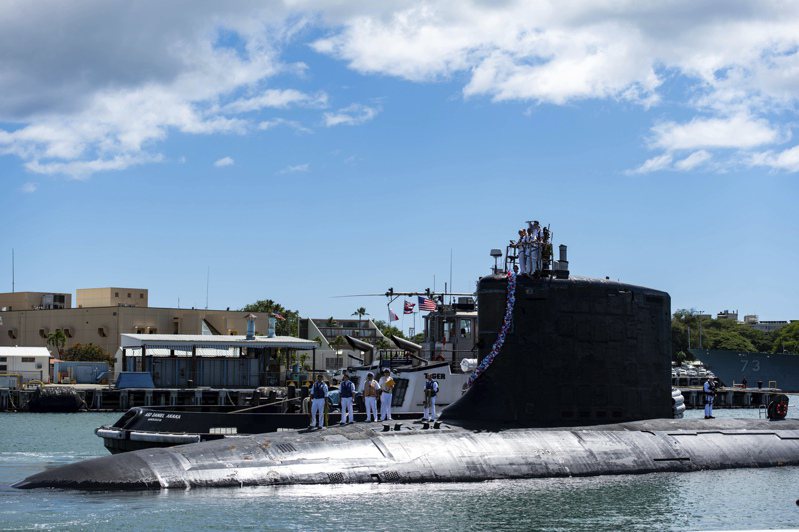 澳洲总理莫里森19日表示澳洲是基于实际国防需要而放弃与法国核潜舰合约，改购美式核潜舰。图为停靠在珍珠港的美国海军维吉尼亚级的快速攻击舰「伊利诺」号。(美联社)(photo:UDN)