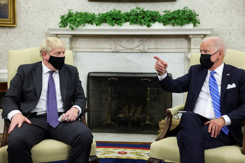 美國總統拜登(右)21日在白宮會見英國首相強生(左)。（美聯社）