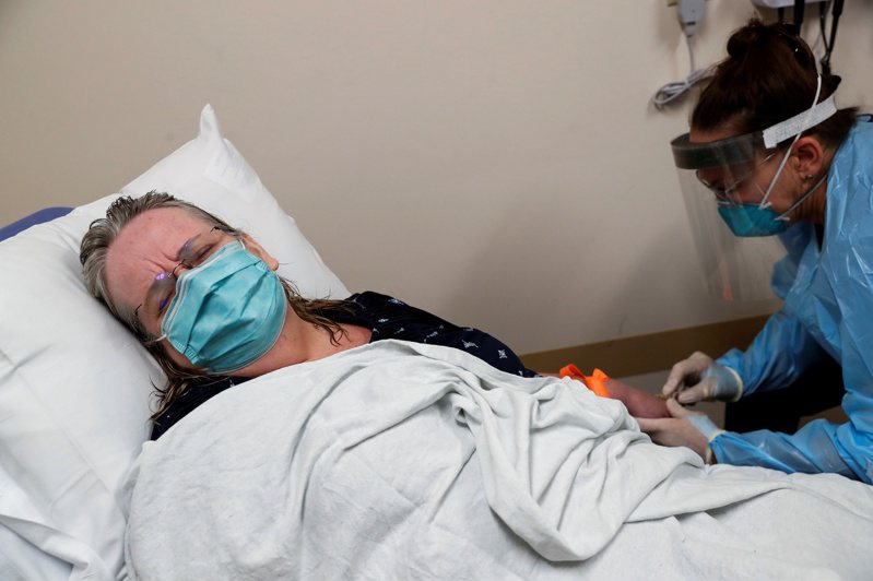 世卫组织建议高风险的新患者或住院者，可採用雷杰纳隆的抗体疗法。图为23日在佛州萨拉苏萨纪念医院加护病房内接受抗体疗法的新冠病患。(路透)(photo:UDN)