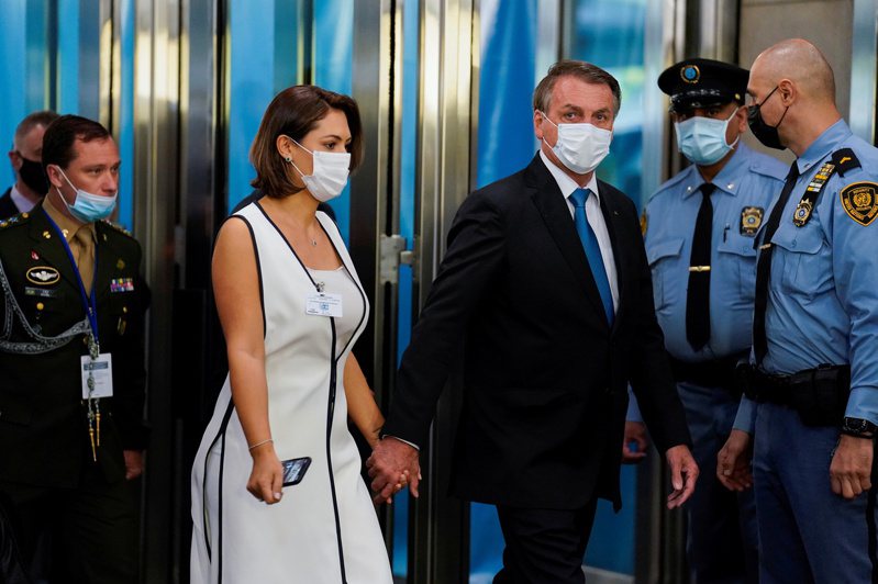 联合国大会期间，和巴西总统波索纳洛（右三）一起前往纽约的第一夫人蜜雪儿（左二），本周在美国接种新冠疫苗。此事引起巴西各界反弹。（路透）(photo:UDN)