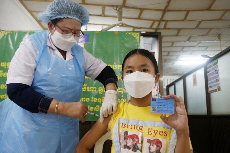 一名兒童在柬埔寨金邊接種中國科興新冠疫苗。(新華社)